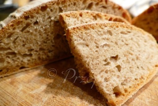 chleb-wiejski-przepis-kromka