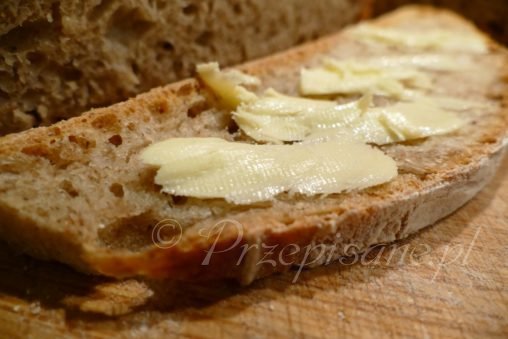 chleb-wiejski-przepis-z-maselkiem