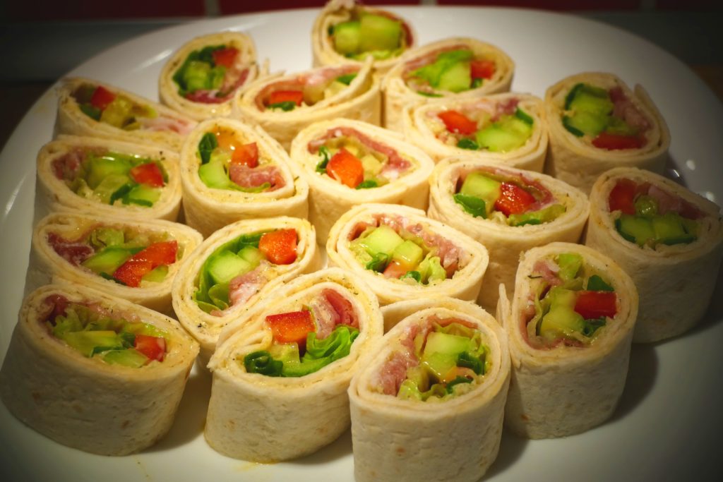 Wrap (mini tortilla, roladki) z szynką parmeńską, ementalerem i